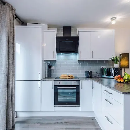 Modern 2-bed By 53 Degrees Near Etihad & Centre, With Free Parking! 펜션