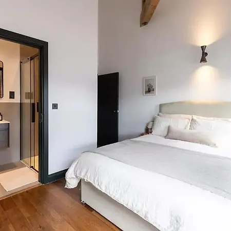 Urban Stone's Throw From Attractions Manchester