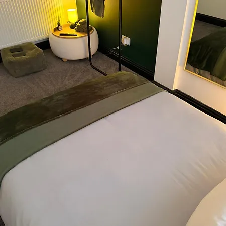 2 - Private In A Near Centre Mánchester