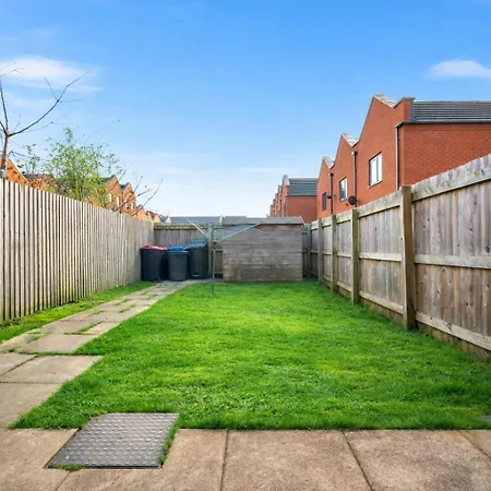 2 Bedroom House With 4 Beds, 3 Doubles & 1 Single - In Salford, 10 Mins Uber From Centre - Located In Salford Close To Old Trafford, United, Trafford Park, Salford Quays & More! With Garden & Parking - By Maevela Vakantiehuis Manchester