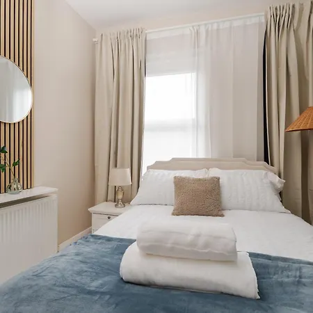 2br Cozy Retreat - Pool Table - Wifi - Sleeps 7 בית נופש *