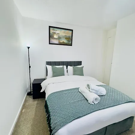 Casa de Férias Stylish 4 Bedroom House Sleep Up To 7 - Free Parking *
