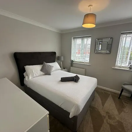 Stretford 4 Bed Townhouse M32 مانشستر