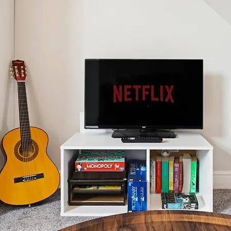 Home, Sleeps 6, Contractor Friendly, Free Parking Nyaraló *