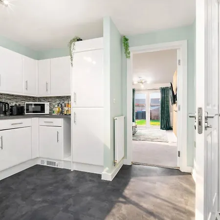 2 Bedroom House With 4 Beds, 3 Doubles & 1 Single - In Salford, 10 Mins Uber From Centre - Located In Salford Close To Old Trafford, United, Trafford Park, Salford Quays & More! With Garden & Parking - By Maevela * Manchester