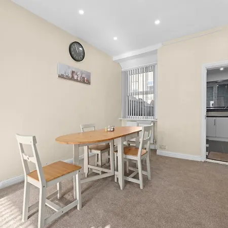 Three Bedroom House By Brookland Serviced Short Lets With Free Wifi 度假居