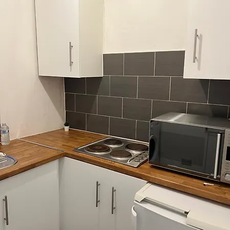 Stylish Private In Near Transport Links *