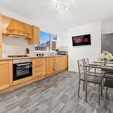 Luxury Group - - Sleeps 7 Ferienhaus Manchester