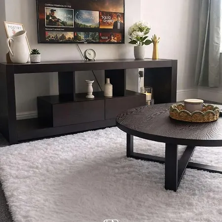 New Stylish 4br - Sleeps 9 - Parking 別荘 *