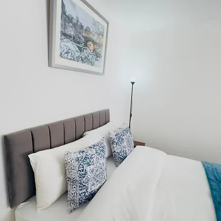 Stylish 4 Bedroom House Sleep Up To 7 - Free Parking Casa de Férias