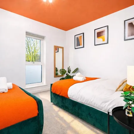 2 Bedroom House With 4 Beds, 3 Doubles & 1 Single - In Salford, 10 Mins Uber From Centre - Located In Salford Close To Old Trafford, United, Trafford Park, Salford Quays & More! With Garden & Parking - By Maevela *