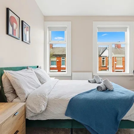 Home, Sleeps 6, Contractor Friendly, Free Parking Manchester