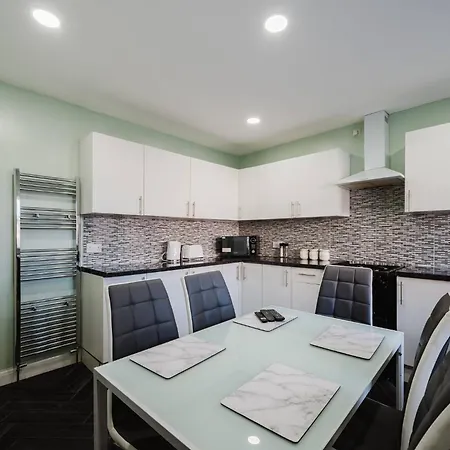 6-bed Holiday home Manchester