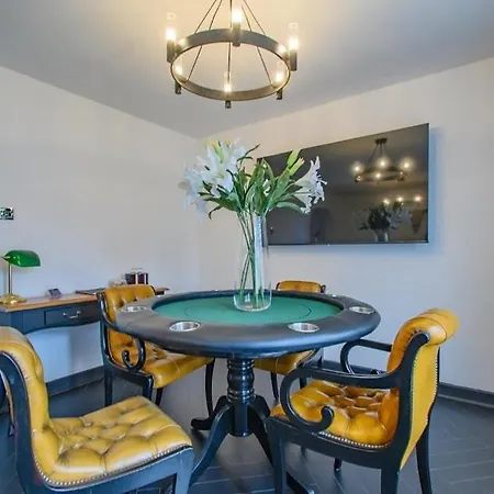 Spacious 2 Bedroom House Sleeps 4 L On-street Parking L The Cosy Corner Nationwide Manchester