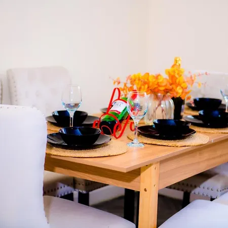 House - Sleeps 7 - Parking - 10min Drive To Centre Vakantiehuis Manchester