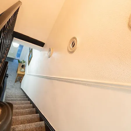 Spacious 4br Near Etihad - Free Parking - 5 Min Train Station بيت للعطل مانشستر