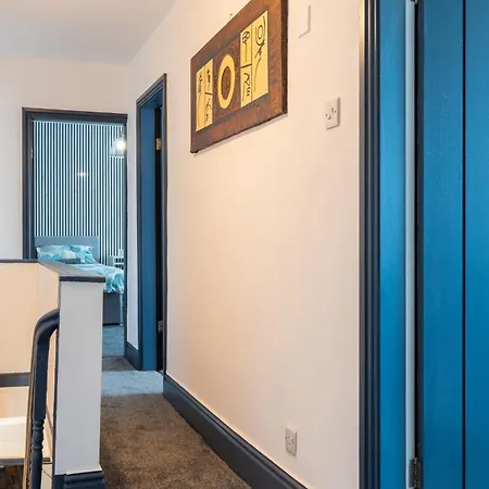Warden Home-9 Guests-4 Bedrooms-near Etihad Stadium&co-op Arena-100 - Near Train Station&bus Station *