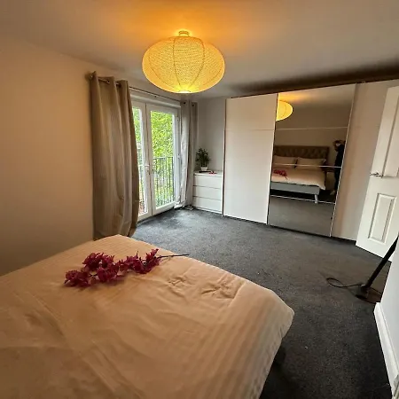Holiday home Spacious 4br House With Canal Views & Garden *