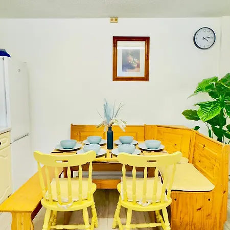 Stylish 4 Bedroom House Sleep Up To 7 - Free Parking