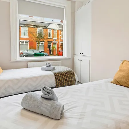 Home, Sleeps 6, Contractor Friendly, Free Parking Nyaraló