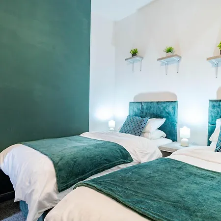 Spacious 3br - Free Parking - Near Centre - Sleeps 6 *