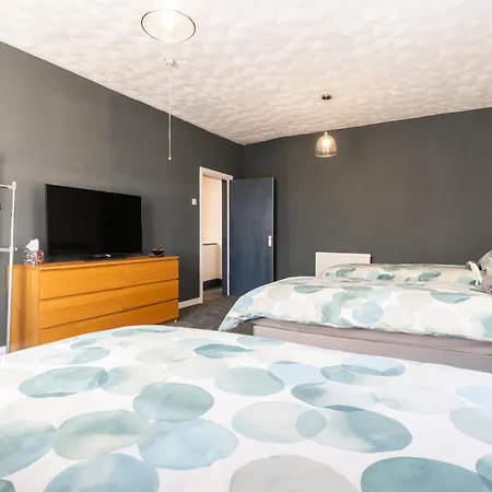 Warden Home-9 Guests-4 Bedrooms-near Etihad Stadium&co-op Arena-100 - Near Train Station&bus Station Ferienhaus Manchester