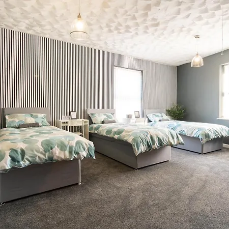 Warden Home-9 Guests-4 Bedrooms-near Etihad Stadium & Co-op Arena - Near Train Station & Bus Station
