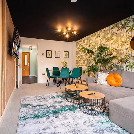 2 Bedroom House With 4 Beds, 3 Doubles & 1 Single - In Salford, 10 Mins Uber From Centre - Located In Salford Close To Old Trafford, United, Trafford Park, Salford Quays & More! With Garden & Parking - By Maevela Feriehus