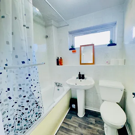 Stylish 4 Bedroom House Sleep Up To 7 - Free Parking *