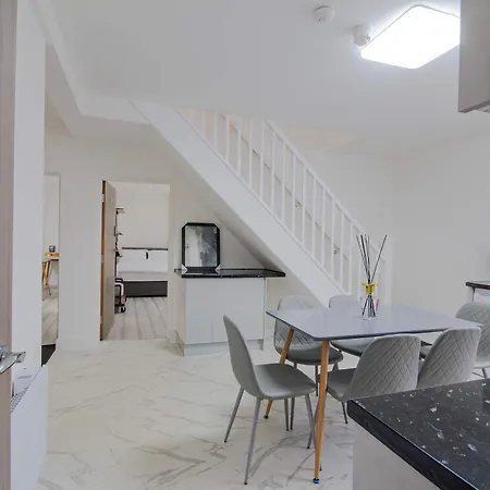펜션 Spacious 5br House Near Centre