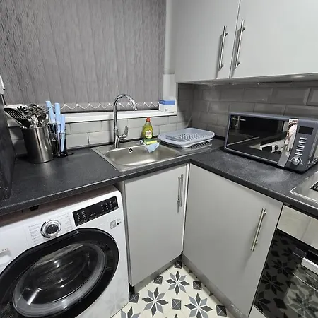 Lovely Large 3 Bedroom House Manchester