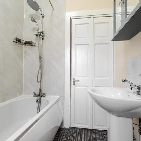 Spacious 4br Near Etihad - Free Parking - 5 Min Train Station * مانشستر
