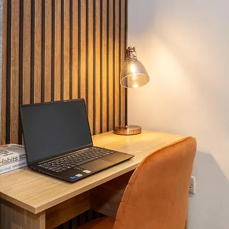 Spacious Home, Contractor Stay, Prime Location Μάντσεστερ