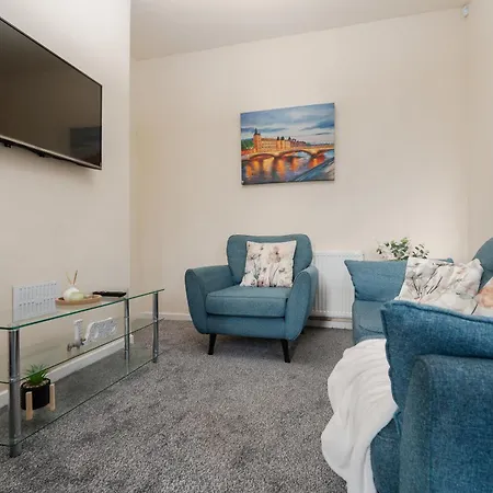 Spacious 4br Near Etihad - Free Parking - 5 Min Train Station بيت للعطل مانشستر