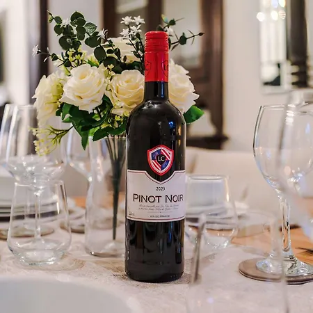 Oldtrafford - Sleeps 6 - Free Parking - Free Wifi 펜션 *