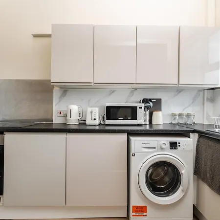 Spacious 4br Near Etihad - Free Parking - 5 Min Train Station بيت للعطل
