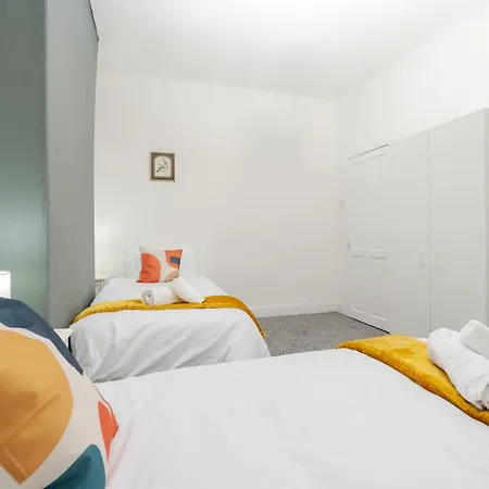 Spacious 4br Near Etihad - Free Parking - 5 Min Train Station *