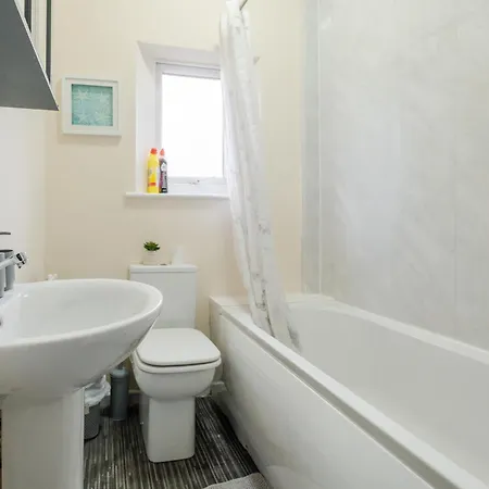Spacious 4br Near Etihad - Free Parking - 5 Min Train Station بيت للعطل *