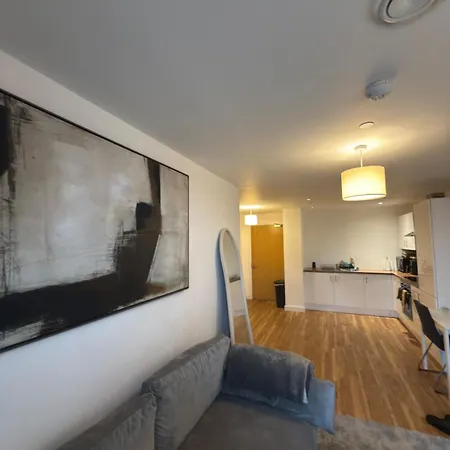 Stylish 1 Bed Apartment, 15 Mins To Old Trafford *