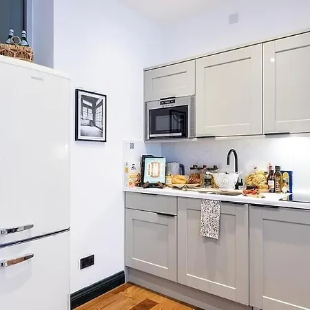 Base Steps From Attractions Manchester