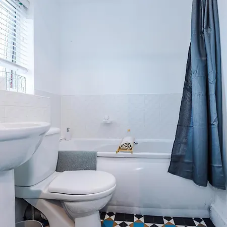 Salford 4 Bed House - Free Parking - Sleeps 7 Lägenhet *