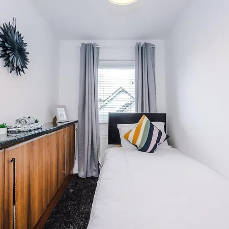 Salford 4 Bed House - Free Parking - Sleeps 7 Lägenhet Manchester