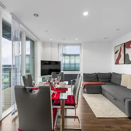 Waterfront Panorama - 2br + Balcony, Near Stadium Manchester