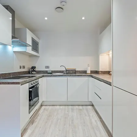 Modern 1-bed Centre Flat - Balcony & Parking Apartamento *