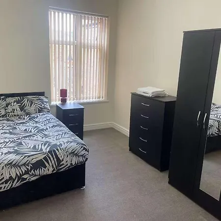 1-bed Sleeps 4 Old Trafford Nearby Daire