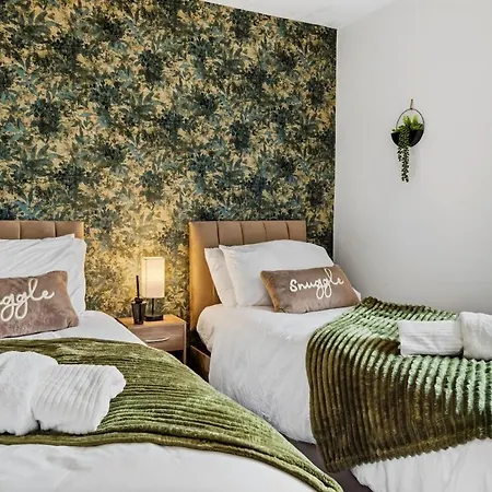 公寓 Modern 4 Bedroom House For 9 Guests With Free Parking By The Cosy Corner Nationwide