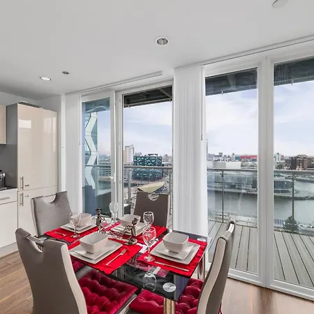 Waterfront Panorama - 2br + Balcony, Near Stadium Apartment Manchester