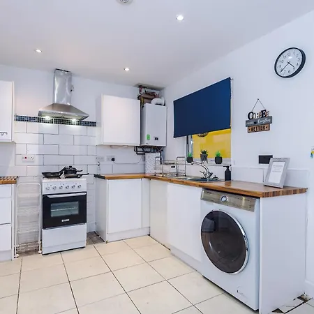 Salford 4 Bed House - Free Parking - Sleeps 7 Manchester