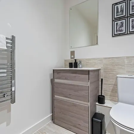 Modern 1-bed Centre Flat - Balcony & Parking *