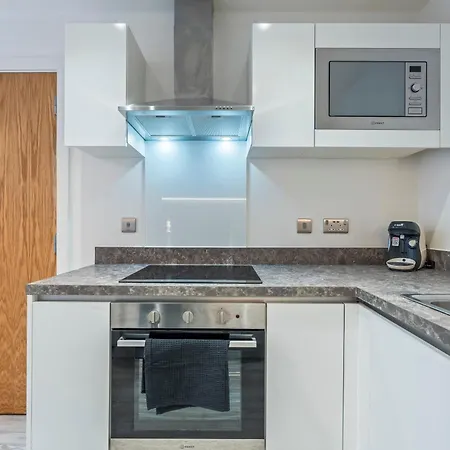Modern 1-bed Centre Flat - Balcony & Parking דירה מנצ'סטר